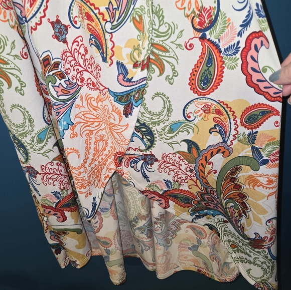 Beautiful Expresso dip hem dress with split flare sleeves and paisley pattern, M - Picture 6 of 9